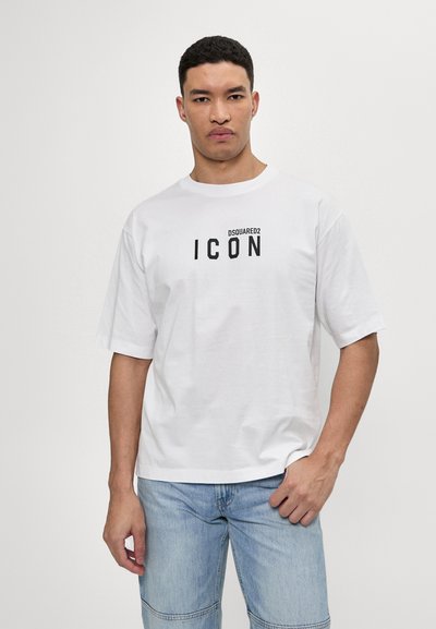 Λευκό βαμβακερό T-shirt με χαλαρή εφαρμογή, κοντά μανίκια, και την ένδειξη "DSQUARED2 ICON" εκτυπωμένη με έντονα μαύρα γράμματα στο στήθος.