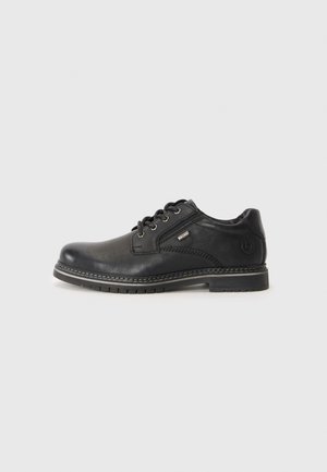Zapato negro de cuero con cordones, punta redondeada, parte superior texturizada, forro sintético y suela de goma; presenta costuras de acento y un pequeño logotipo.