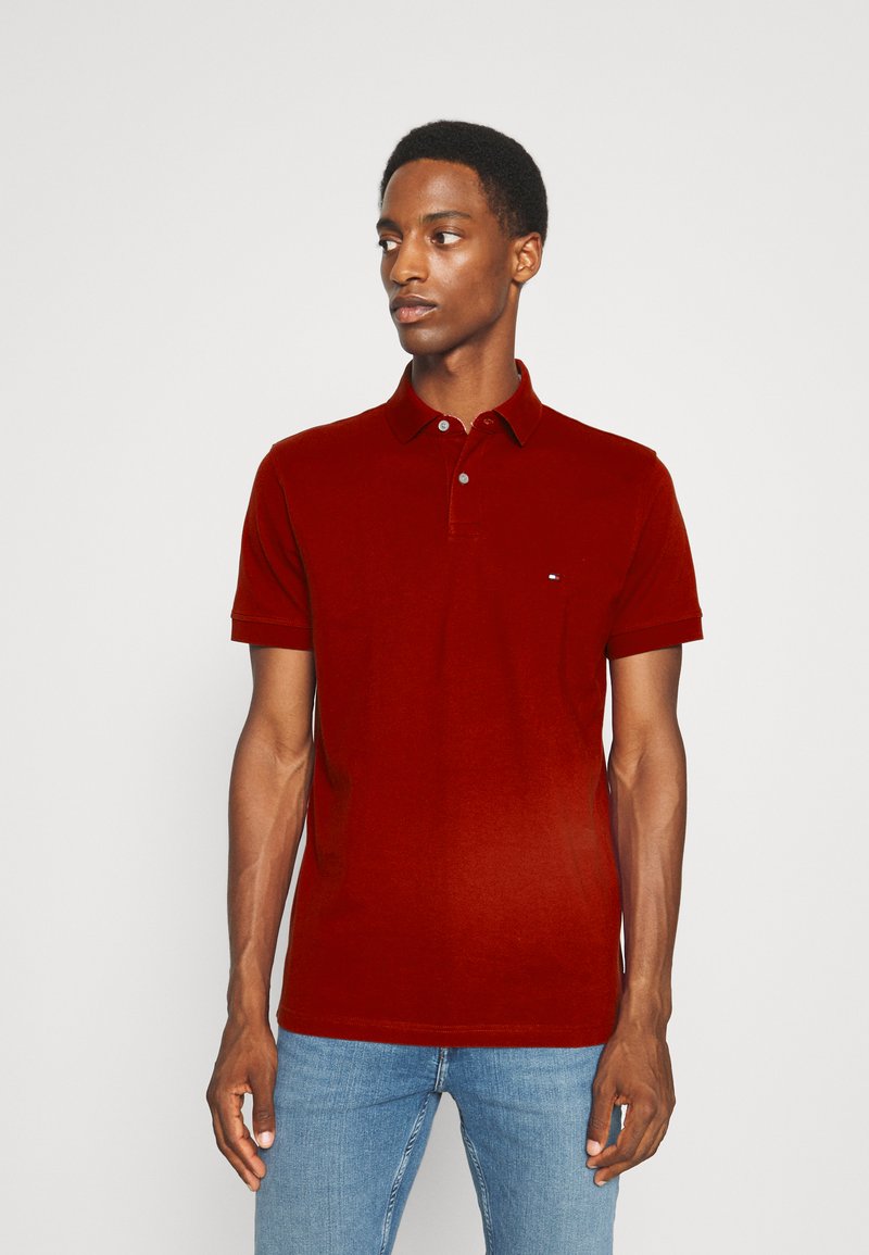 Polo bourgogne avec un col, une patte de boutonnage à trois boutons et un petit logo sur la poitrine gauche. Fabriqué en un mélange de coton lisse.