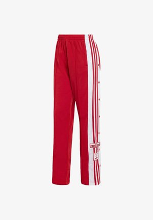 Czerwone spodenki sportowe wykonane z gładkiego materiału, z białymi paskami po bokach, z napami i haftowanym logo z przodu.