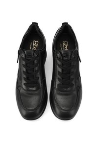 Scarpe sportive nere con tomaia in pelle liscia, design allacciato e sottili perforazioni per la traspirazione. Presentano cerniere laterali per una facile vestibilità.