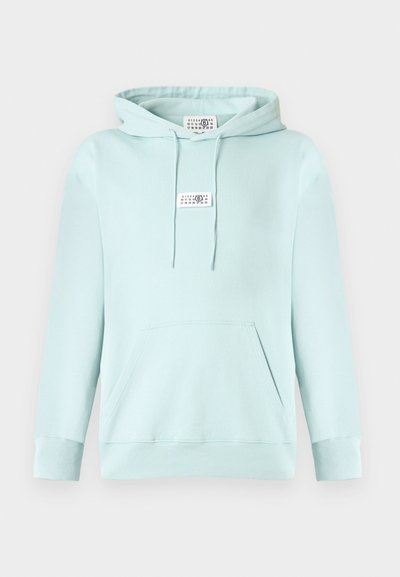 Hellminzgrüner Kapuzenpullover aus weichem Stoff, mit einer zentralen Kängurutasche, gerippten Bündchen und Saum sowie einem kleinen Etikett auf der Brust.