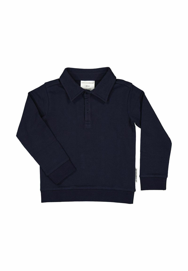 Laivastonsininen pitkähihaisen polo-paita, valmistettu puuvillasta. Siinä on kaulus, nepparityyppinen nappilista ja ribbineulotut hihansuut. Yksinkertainen muotoilu, jossa on pieni merkki sivulla.