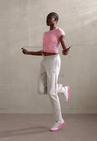 adidas Sportswear ESSENTIALS SMALL LOGO FEEL COZY OPEN HEM PANT - Παντελόνι φόρμας - alumina