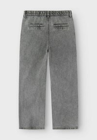 Grå denimbyxor med avslappnad passform, elastisk midjeband och två bakfickor. Tyget har en mjuk textur med minimala synliga söms detaljer.