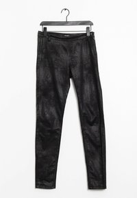 Černé slim-fit kalhoty vyrobené z texturované látky, s jemným vzorem, poutek na opasek a boční kapsou na zip. Visí na černém háčku.