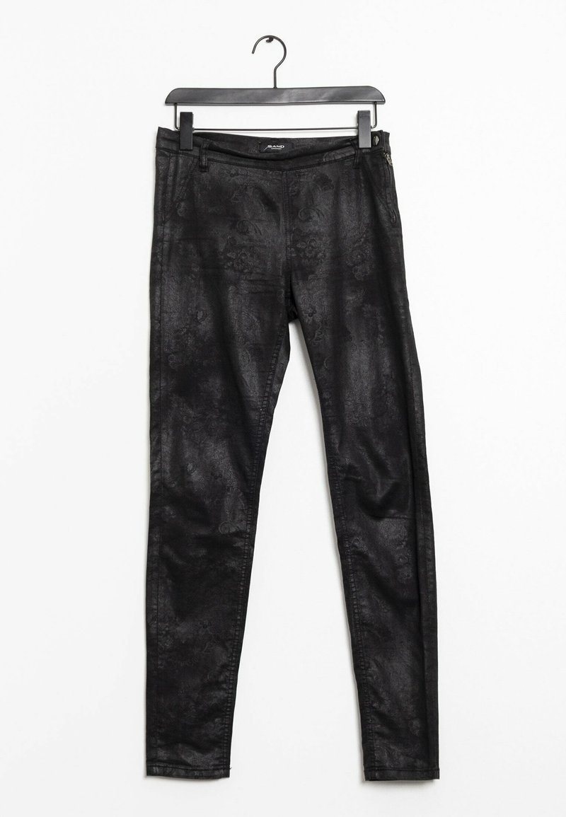 Černé slim-fit kalhoty vyrobené z texturované látky, s jemným vzorem, poutek na opasek a boční kapsou na zip. Visí na černém háčku.