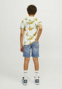 Jack & Jones Junior ALL OVER - Trükipildiga T-särk - buttercream