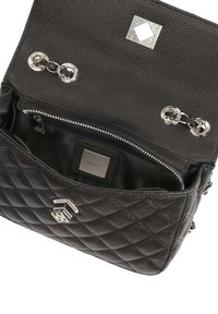 Sac à main en cuir matelassé noir avec anses chaîne argentées, rabat ouvert et poche intérieure zippée visible avec étiquette métallique de la marque.