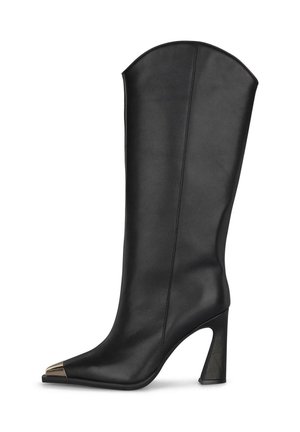 Bota negra de cuero hasta la mitad de la pantorrilla con puntera cuadrada de metal y tacón grueso alto y inclinado sobre fondo blanco.