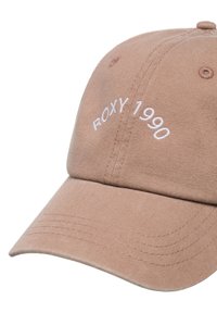 Hnedá bavlnená čiapka s nastaviteľným popruhom, zakriveným billom a bielym vyšitým textom "ROXY 1990" na prednej strane. Ripstop textúra.
