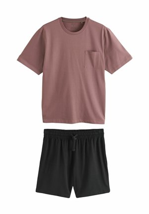 Tricou cu mânecă scurtă, de culoare piersică prăfuită, cu un buzunar pe piept, asociat cu pantaloni scurți negri cu talie elastică. Ambele sunt confecționate dintr-un material moale.