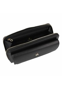 Cartera de cuero negro con un acabado texturizado, cierre de cremallera y herrajes en tono dorado. Presenta múltiples compartimentos y un interior con marca.