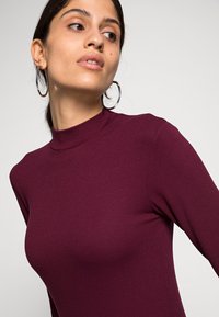 Modström KROWN NECK DRESS - Vestido direito - currant