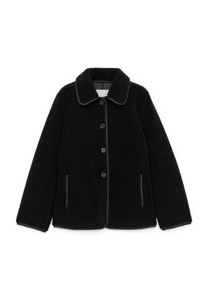 Schwarze Fleecejacke mit weicher Textur, großem Kragen, fünf Knöpfen und Seitentaschen, gekennzeichnet durch eine kontrastierende Einfassung.