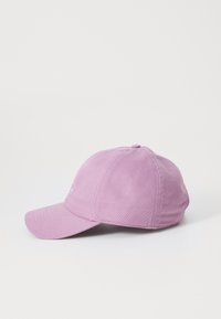 Rosa bomullsbaseballcap med buet skygge, sekspaneldesign og brodert logo på forsiden. Jevn tekstur med sømdetaljer.