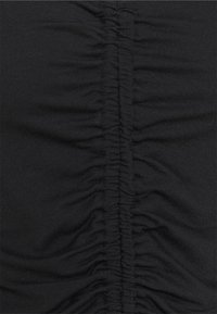 Tecido preto com pregas enfiadas correndo verticalmente pelo centro. Textura suave com um leve brilho, proporcionando uma aparência ajustada ao corpo.