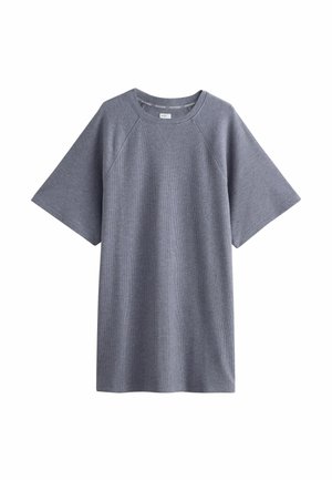 Harmaa neulottu T-paitamekko, jossa on lyhyet raglan-hihat, pyöreä pääntie ja rento istuvuus. Kankaan tekstuuri näyttää pehmeältä ja rennolta.