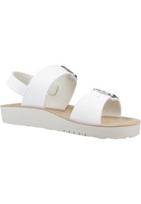 Sandalia blanca con dos tiras anchas, una tira trasera, una suela plana y un acento de hebilla. El material parece suave con un diseño minimalista.
