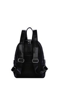 Zaino in pelle nera con superfici lisce e testurizzate, dotato di due spallacci regolabili, una maniglia superiore e dettagli in hardware argentato.