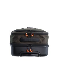 Borsa da viaggio in tessuto verde oliva con base rigida nera, caratterizzata da dettagli arancioni, cerniere e una maniglia superiore per un facile trasporto.