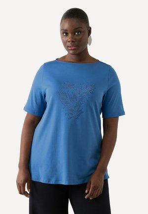 Ulla Popken RHINESTONE FERN SHORT SLEEVE BOAT NECK  - Triko s potiskem - blue denim