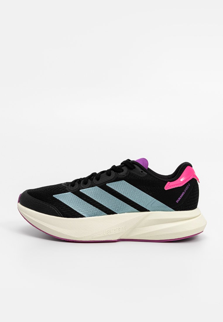 Zapatilla de correr negra con tres rayas azul claro, acentos en rosa y parte superior texturizada. Presenta una suela acolchada con detalles en púrpura.
