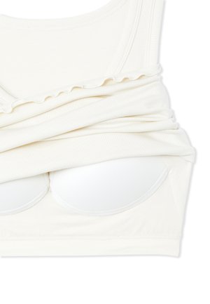 Weiße, gerippte Stoff-Bralette mit weicher Textur, ausgestattet mit einem runden Körbchen-Design und sanft gewellten Kanten entlang der Träger.