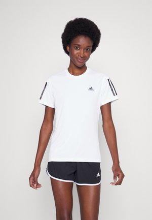 T-shirt de sport blanc avec le logo Adidas noir, comportant des rayures noires sur les épaules. Assorti à un short noir avec des finitions blanches.