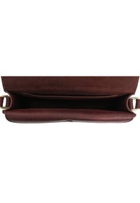 Braune Lederhandtasche mit einem Hauptfach und einer flachen Innentasche. Glatte Textur und feine Steppnähte.