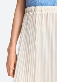 Rich & Royal MIT ELASTISCHEM BUND - Plisirana suknja - pearl white