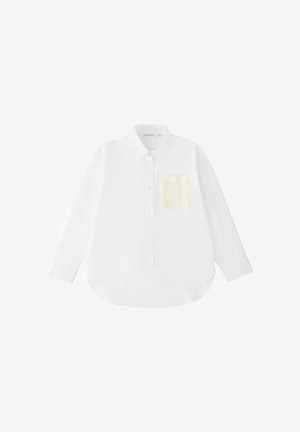 Camicia bianca a maniche lunghe con bottoni, colletto e una tasca in maglia strutturata sul lato sinistro del petto.