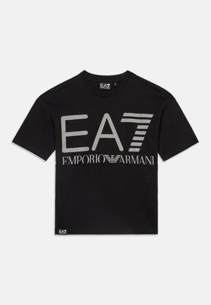 T-shirt noir à manches courtes avec grand logo gris "EA7 Emporio Armani" sur la poitrine et une petite étiquette EA7 en bas.