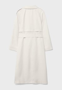 Lang hvid trenchcoat med bred krave, lange ærmer og bælte i taljen, vist bagfra på en ensfarvet baggrund.