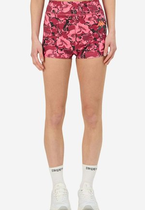 Pantaloncini mimetici rosa e neri con design aderente, realizzati in materiale leggero; presentano un emblema sul lato sinistro e una texture liscia.