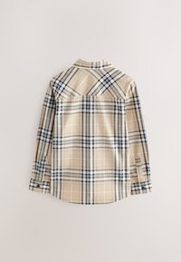 Chemise à carreaux beige avec col, présentant des accents noirs, blancs et bleus. Manches longues avec poignets boutonnés et ourlet arrondi.