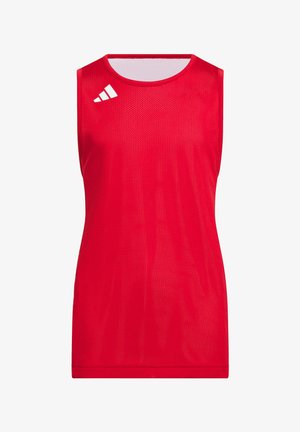 Maillot de sport rouge sans manches avec un col rond et un petit logo blanc à trois bandes sur le haut gauche de la poitrine.