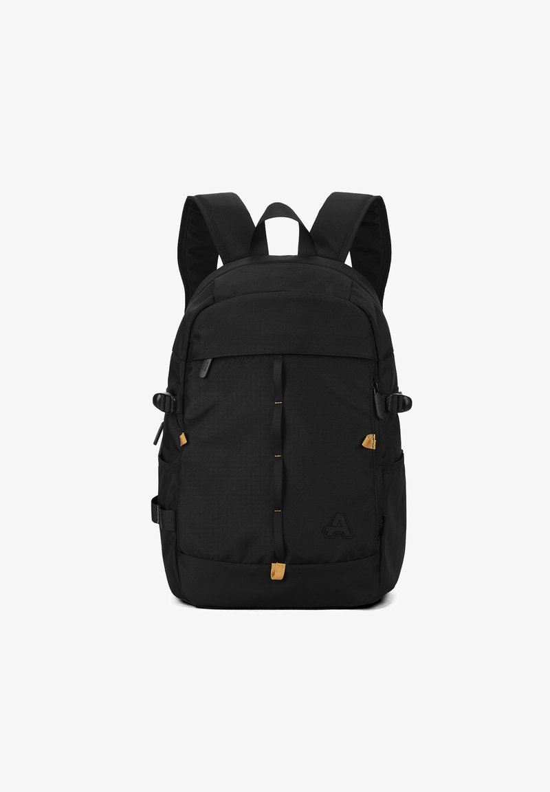 Zaino nero realizzato in tessuto resistente, dotato di spallacci regolabili, numerose tasche e dettagli dorati sulle zip e sui lati.