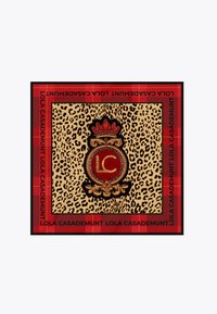 Quadratisches Seidentuch mit einem Leo-Print in der Mitte und einem roten und goldenen Emblem. Der Rand hat ein rotes Karomuster mit schwarzem Text.
