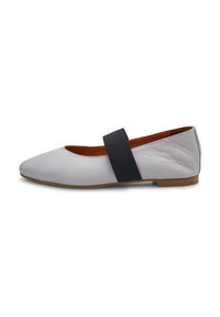 Scarpa piatta in pelle bianca con punta arrotondata, dotata di una fascia elastica nera a metà piede e suola bassa marrone.