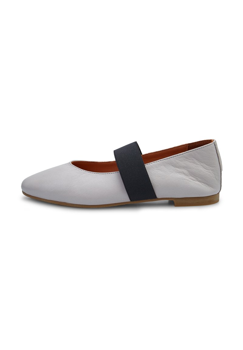Scarpa piatta in pelle bianca con punta arrotondata, dotata di una fascia elastica nera a metà piede e suola bassa marrone.