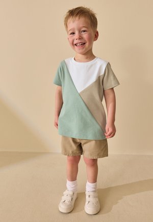Next, SHORT SLEEVE COLOURBLOCK T-SHIRT  - REGULAR FIT - Camiseta estampada - sage green neutral white