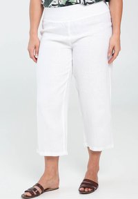Bílé lněné zkrácené kalhoty s elastickým pasem a bočními kapsami, vynikající hladkou texturou a volným, uvolněným střihem.