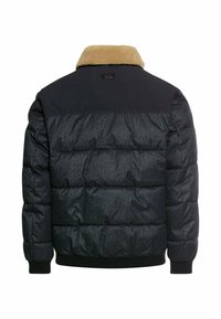 Polstret jakke med en mørkegrå tekstureret krop, sort toppanel og beige kunstpelskrave. Ribbestrikkede manchetter og underkant for en god pasform.