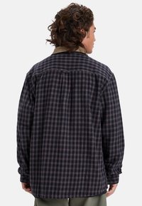 Schwarz und rosa kariertes Flanellhemd mit einem beigen Kragen, langen Ärmeln und einer lässigen Passform. Verfügt über knöpfbare Manschetten und eine Yoke-Naht.