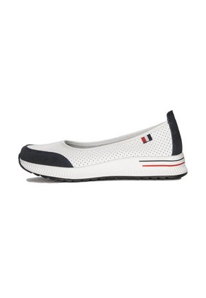 Białe płaskie buty na płaskiej podeszwie z granatowymi akcentami, perforowanym wzorem, okrągłym noskiem oraz wyściółką na podeszwie, na której znajduje się czerwony i czarny pasek.