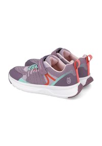 Zapatillas deportivas moradas con parte superior de malla, adornos en rosa y teal, cintilla de velcro y suela de goma blanca. Logotipo notable en el talón.