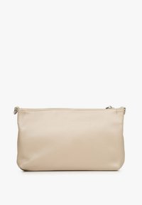Beige leren tas met een gestructureerde afwerking, voorzien van een bovenste ritsafsluiting en zilveren hardwareaccenten. Rectangulaire vorm, compact formaat.