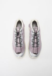 Lila und silberne Sportschuhe mit Obermaterial aus Netzgewebe, reflektierenden Akzenten, schwarzen Schnürsenkeln und gepolsteter Sohle. Mit einer verstärkten Zehenkappe.