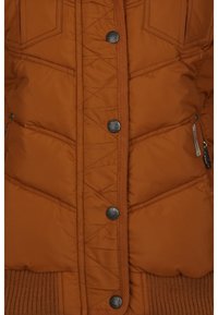 Rustrød quiltet jakke foran med metal snapknapper, lynlåslommer på siden og ribbet kantdetalj.